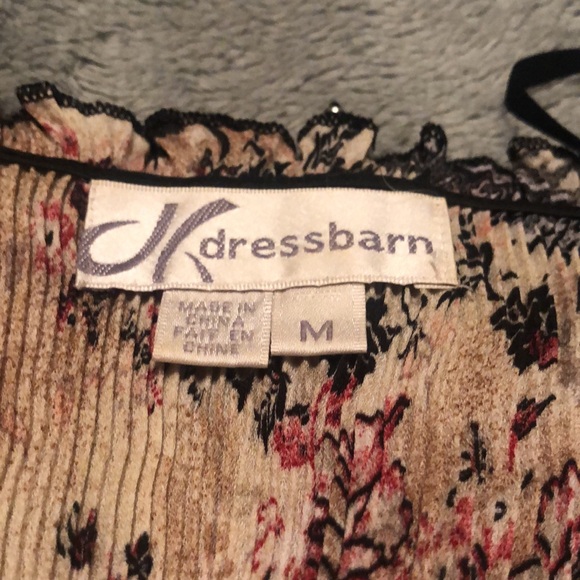 Vintage Cap sleeve black and tan floral blouse with details around neck area - Picture 7 of 11